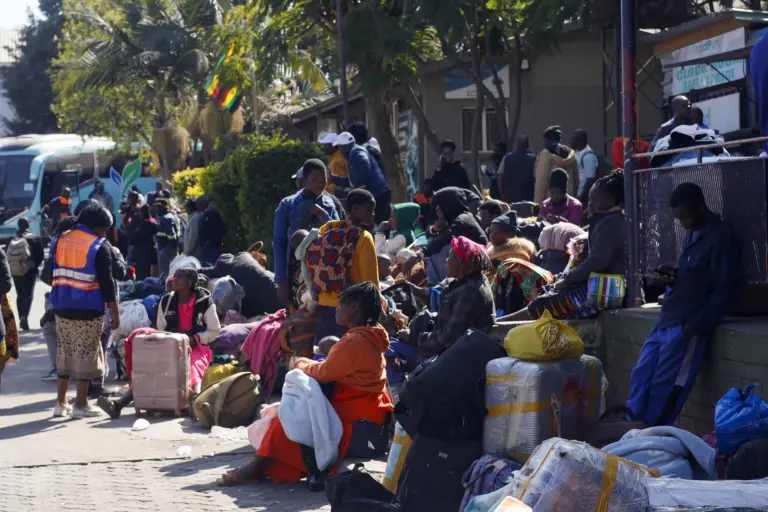 En la foto, Ciudadanos de Zimbabue y Malaui en la terminal de autobuses de Road Port, en Harare, capital de Zimbabue