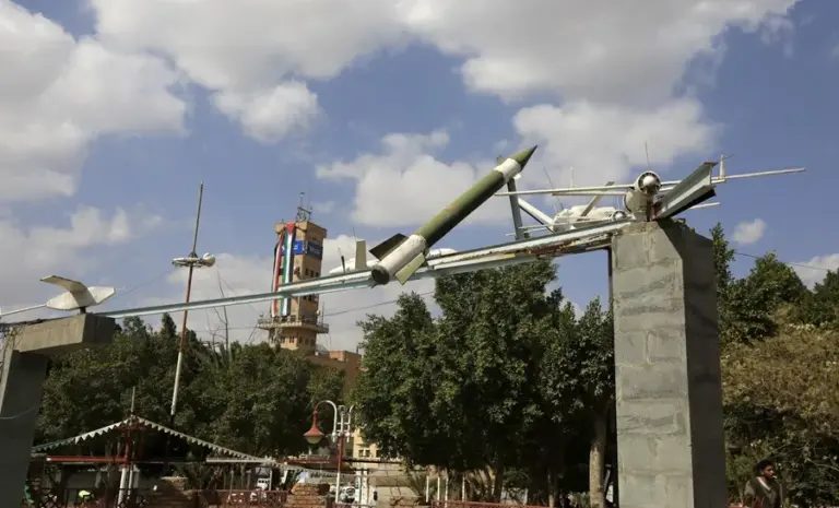 En la foto, Réplicas de drones y misiles hutíes expuestos en una plaza de Saná