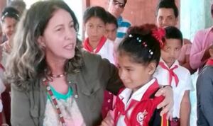 En la foto, la ministra de Educación de Cuba con niños de una escuela