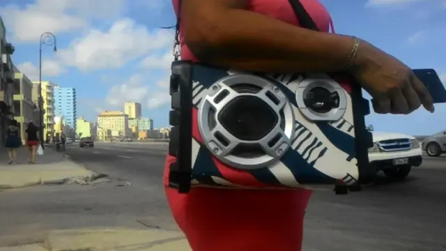 La Habana: el ruido que la ley no calla 1 En la foto, una mujer escucha música alta al lado del malecón