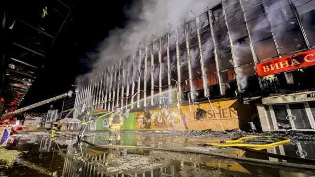 En la foto, Labores de extinción de un incendio provocado por un ataque ruso contra un centro comercial en Zaporiyia (Ucrania) este 21 de septiembre