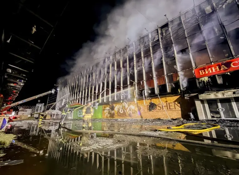 En la foto, Labores de extinción de un incendio provocado por un ataque ruso contra un centro comercial en Zaporiyia (Ucrania) este 21 de septiembre