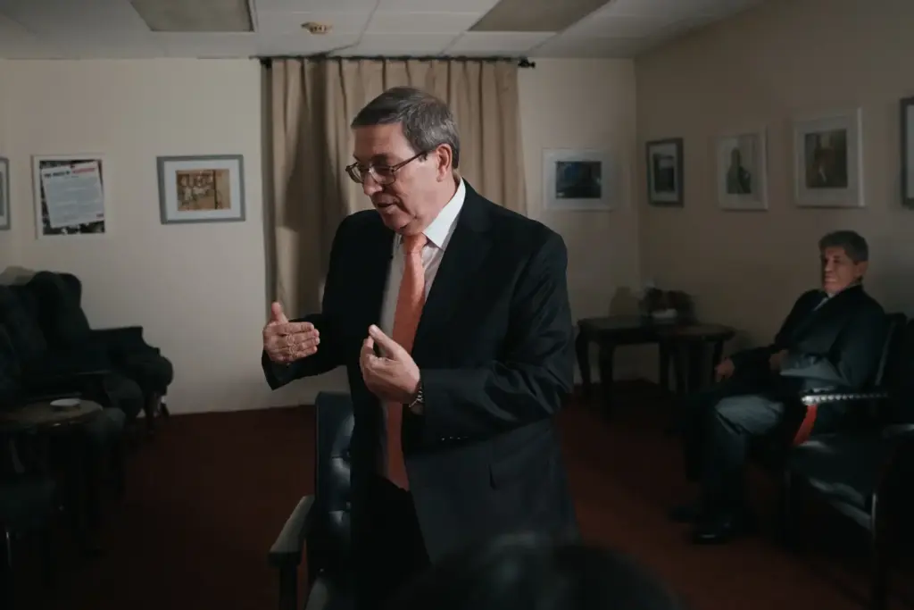 En la foto, El canciller cubano Bruno Rodríguez habla durante una entrevista en la Misión Permanente de Cuba el jueves 24 de septiembre de 2026 en Nueva York.
