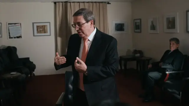 En la foto, El canciller cubano Bruno Rodríguez habla durante una entrevista en la Misión Permanente de Cuba el jueves 24 de septiembre de 2026 en Nueva York.