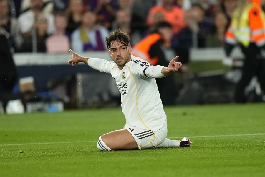 Raúl Asencio, del Real Madrid, será operado de una fractura por estrés en la tibia derecha 2 En la foto, El defensa del Real Madrid Raúl Asencio