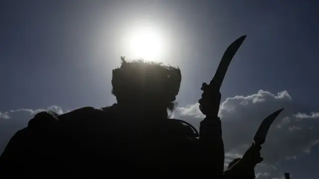 Al menos 73 heridos en ataques hutíes del Yemen contra instalaciones civiles y económicas saudíes 1 En la foto, Personas realizan una danza con dagas mientras sus siluetas se recortan contra el cielo en una calle de Saná, Yemen