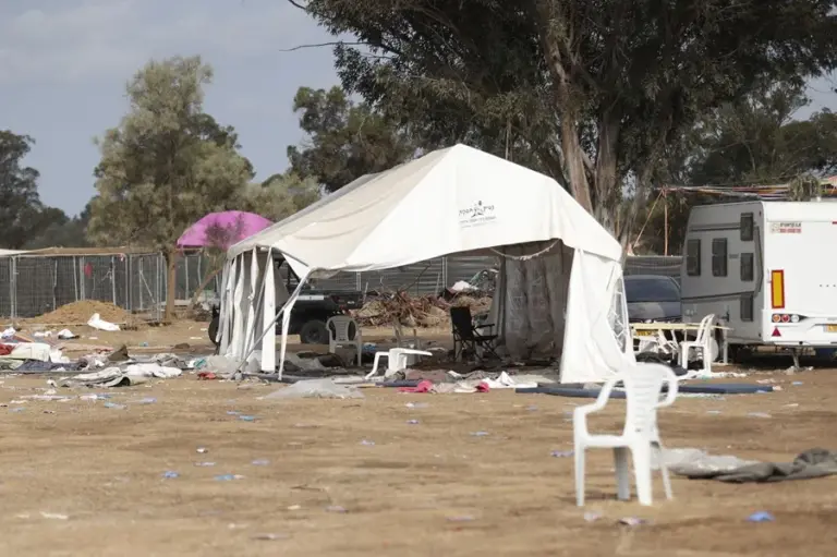 En la foto, Pertenencias personales dejadas por israelíes tras un ataque que mató a más de 260 personas durante un festival de música el 7 de octubre