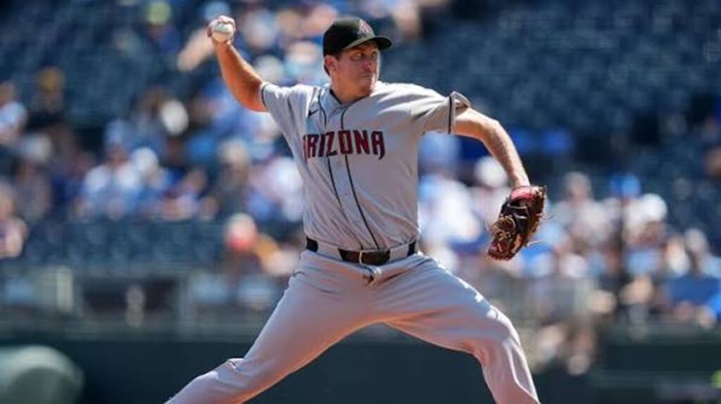 Sin carreras en 9 innings, Arizona anota 5 en el 10mo y vence a Kansas City 2 En la foto, el pitcheo llevó a los D-Backs al triunfo