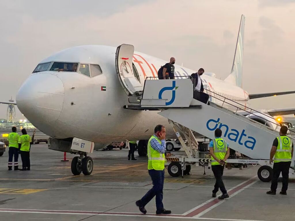 En la foto, el avión de Flydubai que aterrizó de emergencia en Arabia Saudita