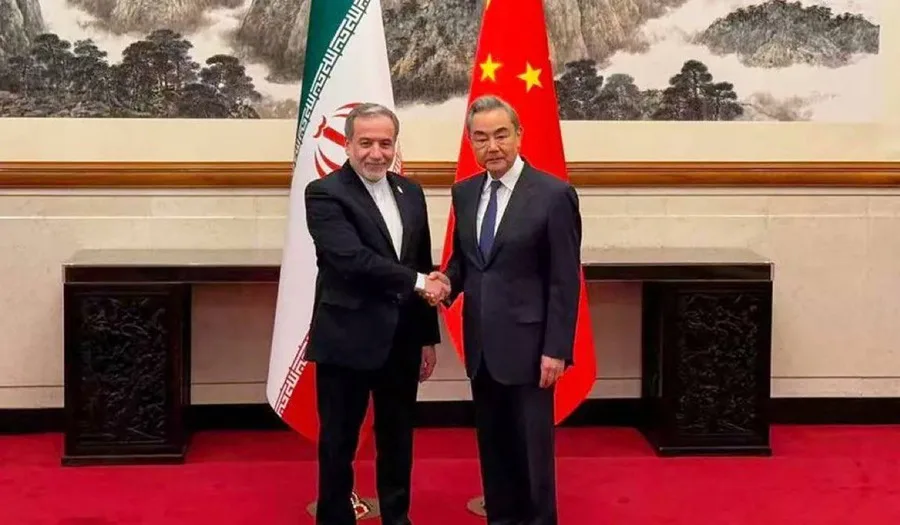 En la foto, Los ministros de Exteriores chino, Wang Yi (d), e iraní, Abás Araqchí (i), este miércoles en Pekín