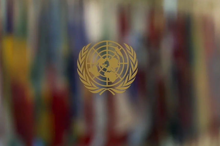 Trump autoriza al presidente de Irán a viajar a Nueva York para la Asamblea General de la ONU 2 En la foto, el logotipo de la ONU al exterior de la sala de la Asamblea General, en la sede de Naciones Unidas, en Nueva York