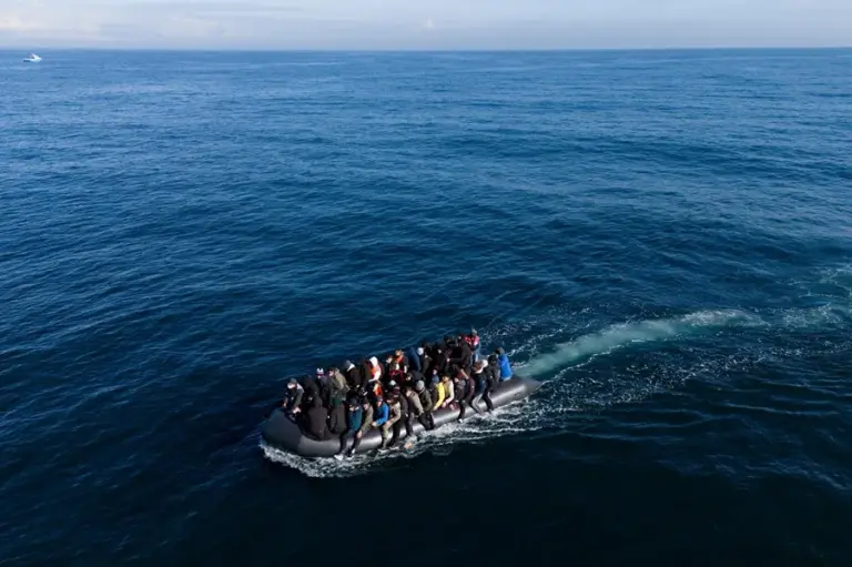 En la foto, Migrantes cruzando el canal de la Mancha en una pequeña embarcación