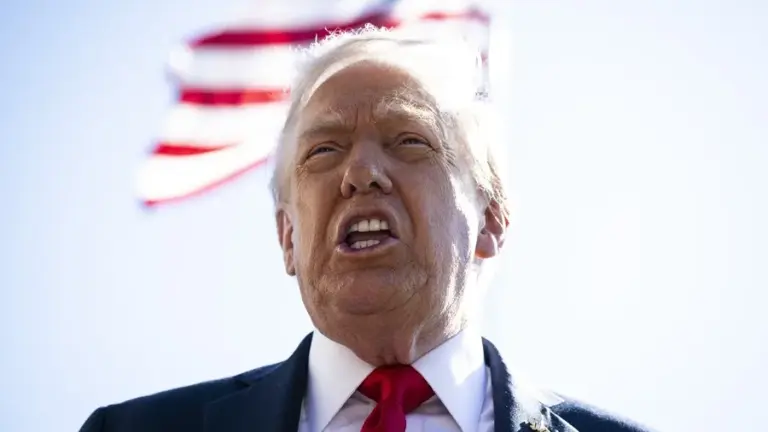Trump dice que no frenará el crecimiento de la IA ahora que Estados Unidos «lleva la delantera» a China 1 En la foto, el presidente de Estados Unidos, Donald Trump, en la Casa Blanca, en Washington