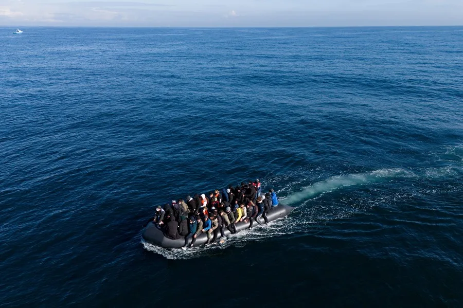 El Gobierno británico condena una nueva protesta «intimidatoria» contra la inmigración ilegal 2 En la foto, Migrantes cruzando el canal de la Mancha en una pequeña embarcación