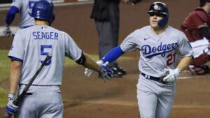 En la foto, Kiké Hernández saluda a Corey Seager tras conectar jonrón