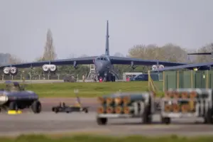 En la foto un bombardero estratégico B-52 Stratofortress de la Fuerza Aérea de los Estados Unidos se encuentra en la pista de la base aérea RAF Fairford en Gloucestershire, Gran Bretaña