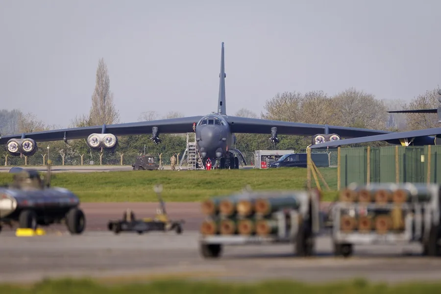 En la foto un bombardero estratégico B-52 Stratofortress de la Fuerza Aérea de los Estados Unidos se encuentra en la pista de la base aérea RAF Fairford en Gloucestershire, Gran Bretaña