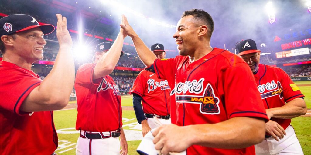 En la foto, Bravos dejan al campo a los Phillies