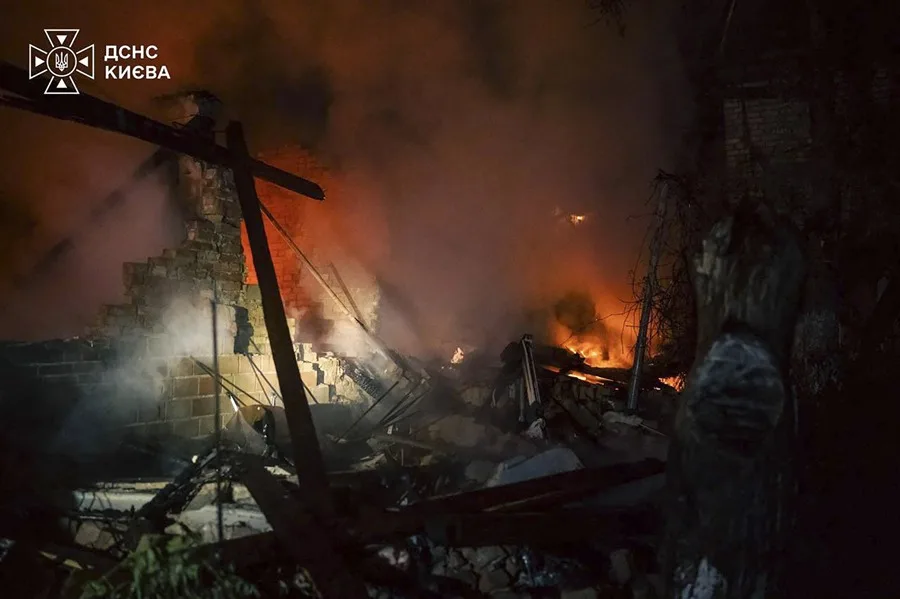 En la foto, Fuego y humo tras un ataque ruso en la región de Kiev este 30 de septiembre