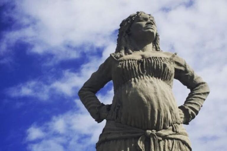 En la foto, estatua a Solitude en Les Abymes, Guadalupe