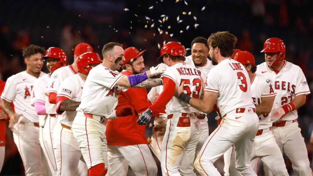 Los Angelinos vencen a los Mellizos en 10 entrada 2 En la foto, los Angelinos dejan tendidos a los Mellizos