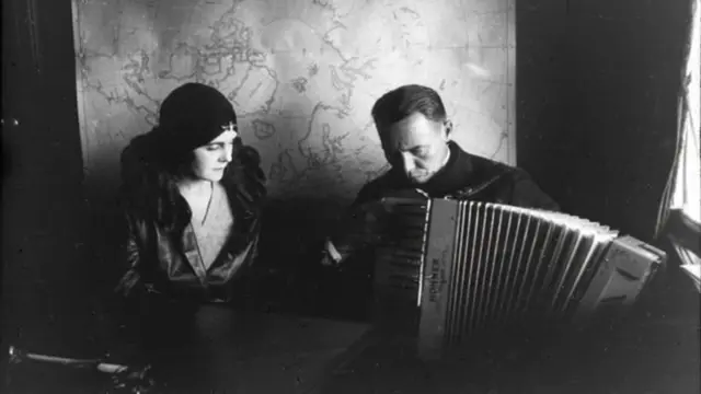 En la foto, Grace Drummond-Hay a bordo del Hindenburg