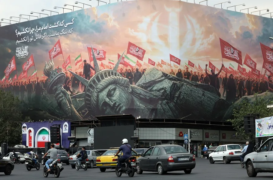 En la foto, Mural antiestadounidense en una plaza de Teherán