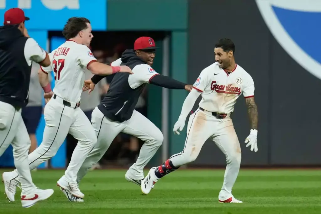 Rocchio pega doble de 2 carreras en la 9na y Guardians deja tendido a White Sox