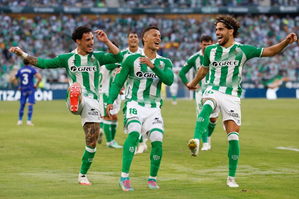 En la foto, jugadores del Betis celebran el gol ante el Getafe