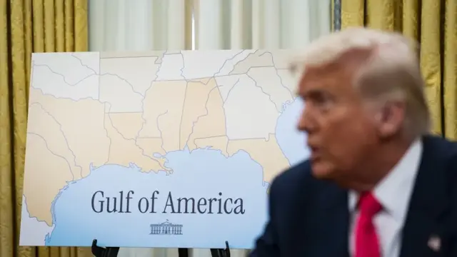 Lago América o golfo de América, reflejos de cómo Estados Unidos reclamó el nombre de un continente 1 En la foto, Fotografía de archivo del presidente de Estados Unidos, Donald Trump, frente a un mapa con el nombre de 'golfo de América'
