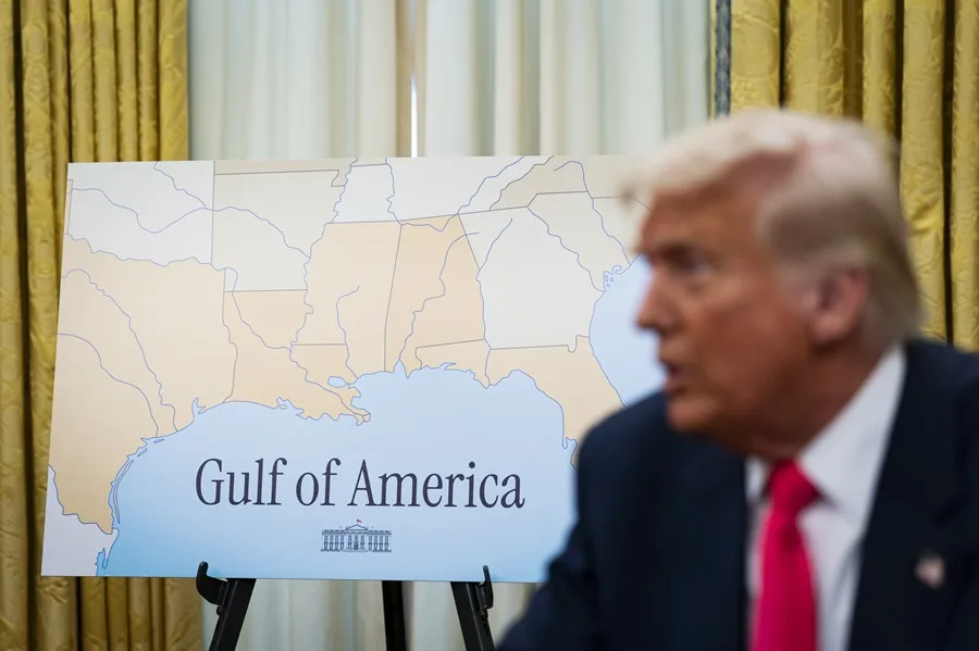 Lago América o golfo de América, reflejos de cómo Estados Unidos reclamó el nombre de un continente 2 En la foto, Fotografía de archivo del presidente de Estados Unidos, Donald Trump, frente a un mapa con el nombre de 'golfo de América'
