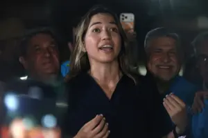 En la foto, La opositora venezolana Claudia Macero, jefa de prensa de la líder María Corina Machado, habla a simpatizantes de la regional Vente Vargas del partido político Vente Venezuela a su regresó al país