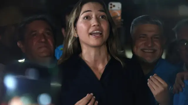 En la foto, La opositora venezolana Claudia Macero, jefa de prensa de la líder María Corina Machado, habla a simpatizantes de la regional Vente Vargas del partido político Vente Venezuela a su regresó al país
