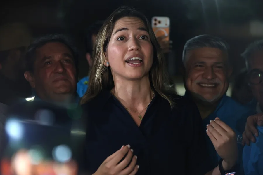 Regresa a Venezuela la jefa de comunicaciones de la líder opositora María Corina Machado 3 En la foto, La opositora venezolana Claudia Macero, jefa de prensa de la líder María Corina Machado, habla a simpatizantes de la regional Vente Vargas del partido político Vente Venezuela a su regresó al país