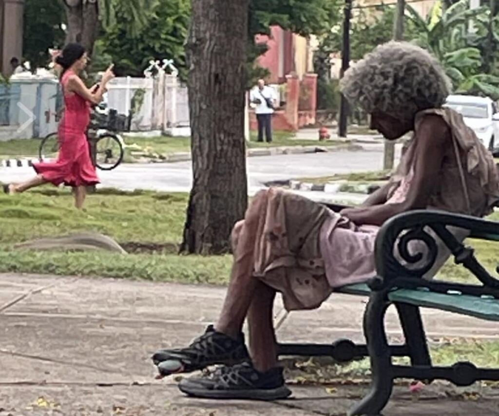 La legitimidad perdida 3 En la foto, una mujer pobre dormita de día en un parque de Cuba