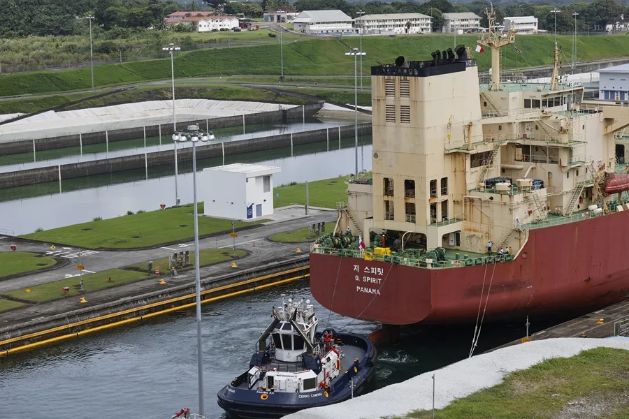 En la foto, Fotografía que muestra un buque de carga navegando por las esclusas de Agua Clara este martes, en el Canal de Panamá en Colón (Panamá)