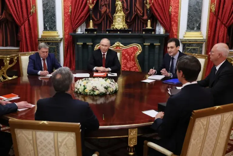 En la foto, Vladimir Putin (frente) asiste a una reunión con Jared Kushner (d), y Steve Witkoff (i), en Moscú