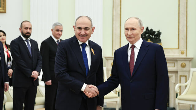 Armenia, un nuevo vehículo para chocar con Rusia 1 En la foto, Nikol Pashinyan y Vladímir Putin