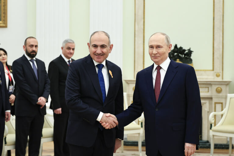 En la foto, Nikol Pashinyan y Vladímir Putin