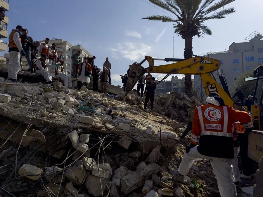 La ONU pide dejar que investigadores examinen cadáveres en Gaza para analizar si hubo violaciones de derechos humanos 2 En la foto, Miembros de la Defensa Civil de Gaza buscan cadáveres entre los escombros de un edificio bombardeado por Israel