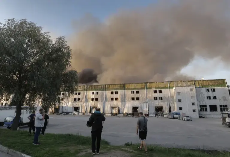 En la foto, Vista de una columna de humo en un almacén industrial cerca de Kiev atacado por Rusia el pasado domingo