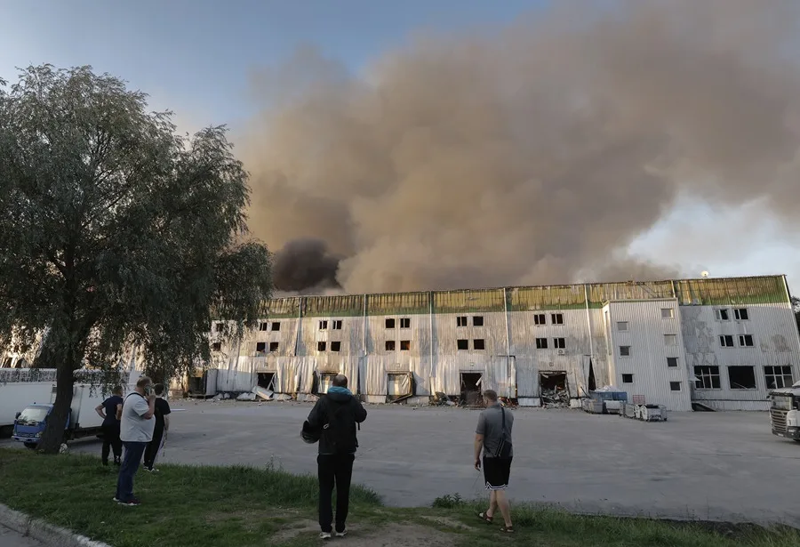 Rusia continúa su campaña contra la industria ucraniana con ataques masivos con misiles 2 En la foto, Vista de una columna de humo en un almacén industrial cerca de Kiev atacado por Rusia el pasado domingo
