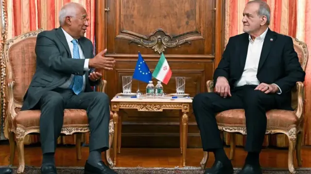 En la foto, el presidente del Consejo Europeo, António Costa (i), hablando con el presidente de Irán, Masoud Pezeshkian, durante una reunión, en Nueva York