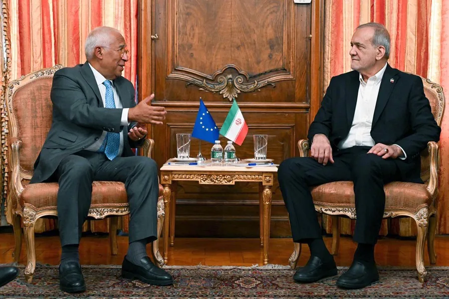 En la foto, el presidente del Consejo Europeo, António Costa (i), hablando con el presidente de Irán, Masoud Pezeshkian, durante una reunión, en Nueva York