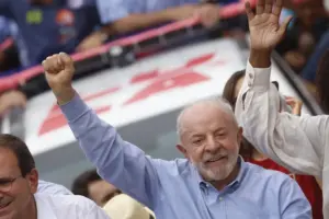 En la foto, El presidente y candidato a la reelección de Brasil, Luiz Inácio Lula da Silva, saluda a sus simpatizantes durante un acto de campaña