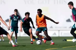 En la foto, Sergio Martínez intenta cortarle el paso a Vinicius en el entrenamiento