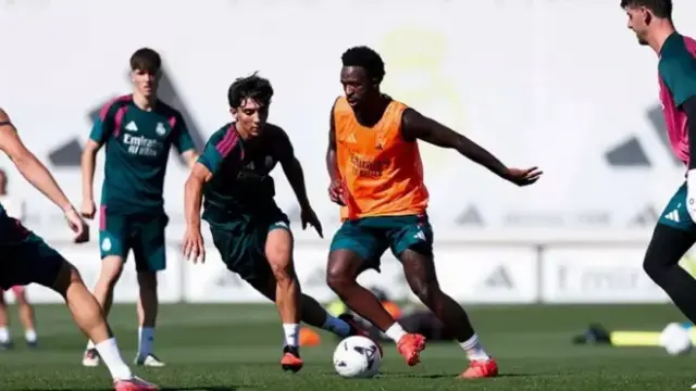 Sergio Martínez debuta en el entrenamiento del Real Madrid antes del Betis 1 En la foto, Sergio Martínez intenta cortarle el paso a Vinicius en el entrenamiento