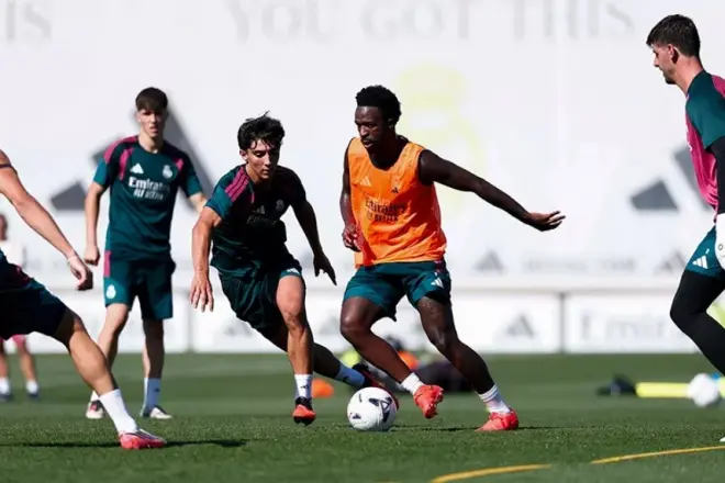En la foto, Sergio Martínez intenta cortarle el paso a Vinicius en el entrenamiento