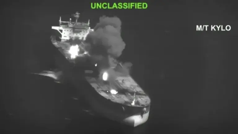 Irán responde a EE.UU. con ataques a portaviones, embarcaciones y un dron naval en el estrecho de Ormuz 1 En la foto, El Ejército de Estados Unidos atacó este sábado a tres petroleros iraníes