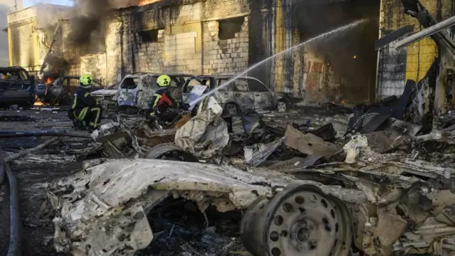 Rusia ataca empresas militares y centros logísticos en Kiev, Mikoláiv y Odesa 1 En la foto, Equipos de rescate ucranianos trabajan en el lugar de un ataque ruso en Kiev, Ucrania